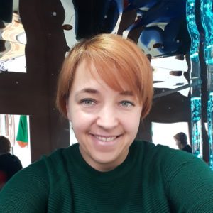 Zdjęcie przedstawia przewodniczącą komisji rewizyjnej Karolinę Miller