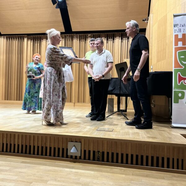 Zdjęcie przedstawia uczniów z PROLOGU, którzy uczestniczyli w Przeglądzie Talentów HYDE PARK