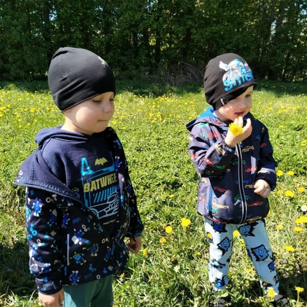 Przedszkolaki udały się na spacer po łące, a następnie tworzyły dzieła z masy solnej z roślinami, które zebrały na spacerze