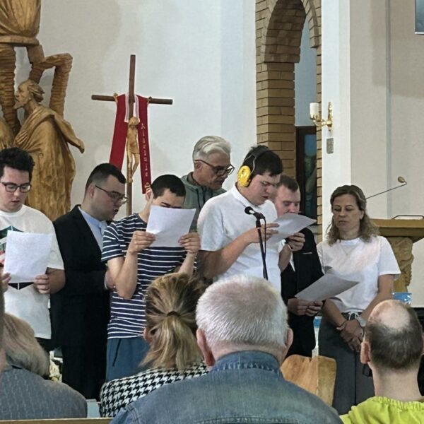 Zdjęcie przedstawia uczniów z PROLOGU, którzy uczestniczyli w Przeglądzie Pieśni Religijnych