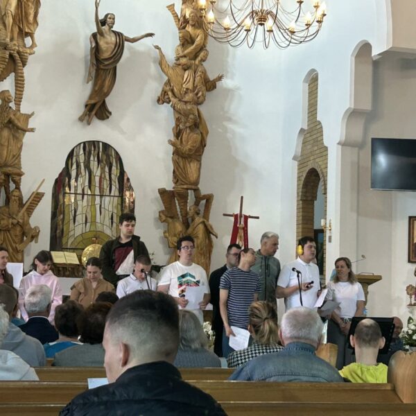 Zdjęcie przedstawia uczniów z PROLOGU, którzy uczestniczyli w Przeglądzie Pieśni Religijnych