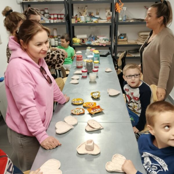 Przedszkolaki brały udział w warsztatach ceramicznych z Panią Joasią