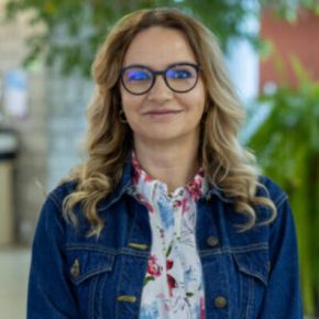 Zdjęcie przedstawia członka zarządu stowarzyszenia Urszulę Dudę